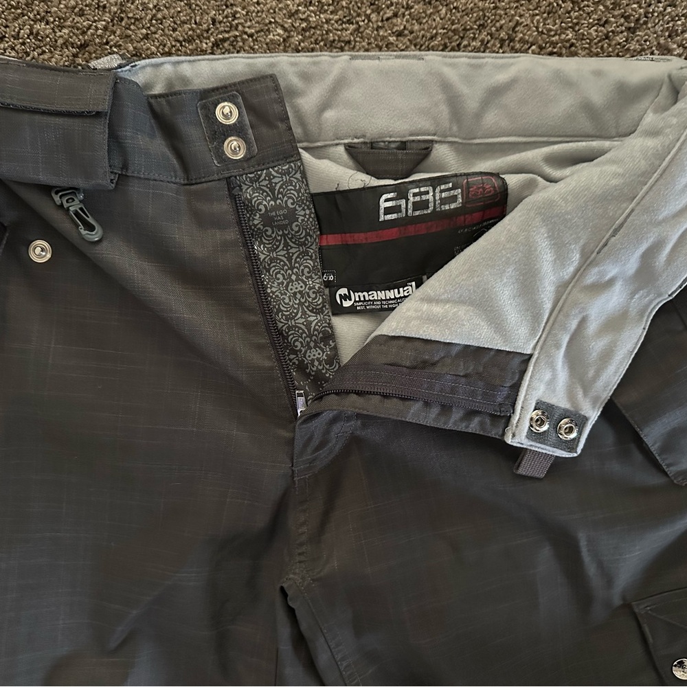686 Men’s small insulated snow boarding pants